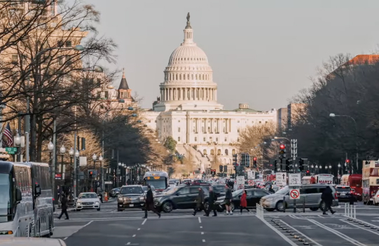 Le cycle de vie DevSecOps (planification, codage, compilation, test, release, déploiement, exploitation et surveillance) est représenté par le symbole de l'infini qui chevauche le bouclier de sécurité (sécurité et conformité).